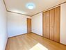 子供部屋：お子様の成長に合わせて変化できるよう、 使いやすくシンプルに仕上げてあります。