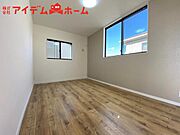 5号棟 明るい寝室で心地のいい朝を迎えられそうです。 大きな窓からたっぷりの日差しが入る室内。