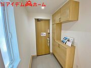 2号棟 シンプル且つモダンなエントランス＆ホール！ 訪れる人を心地よく迎え入れてくれます。