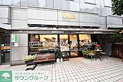 BROWN 徒歩5分。カフェ 380m