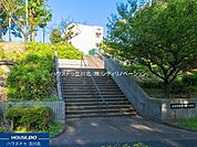 多摩市立聖ヶ丘中学校 712m