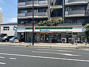 ファミリーマート 浦和仲町店 徒歩5分。 390m