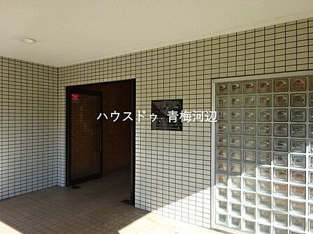 清潔に保たれたエントランス。お掃除も行き届いております。