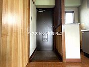 玄関：廊下との段差があまりなく、つまづかずに靴を履いたり脱いだりできます。