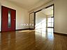 室内：ダイニング：ボルドー色のキッチンの扉がアクセントでオシャレなお部屋です。家族のくつろぎの空間になりそうです。