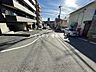 外観：北側前面道路：車がすれ違える道幅です。車1台とベビーカーですれ違っても余裕のある道幅は安心ですね。
