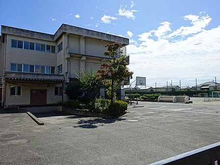 青梅市立泉中学校　「潤心啓発」を校訓とし、広く国際社会に貢献できる、心豊かで創造性のある生徒の育成を目指して次の3つの目標を掲げて教育を推進する 1030m