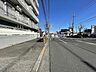 外観：前面道路：歩道が整備された前面道路です。