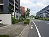 外観：前面道路：見通しの良い道路になります。歩行者と自転車用の道路が分けられているので安心して通行できる道路になっています。