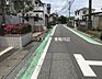 外観：北側前面道路：歩道が整備された前面道路です。
