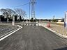 その他：【中央 前面道路】幅員約5mの前面道路です。車がすれ違える道幅です。車1台とベビーカーですれ違っても余裕のある道幅は安心ですね。