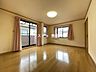 洋室：10.5帖洋室：広々としたお部屋なので、ご夫婦の寝室としてもお使いいただけそうです。南側の窓から日差しが入りプライベートの時間も気持ちよく過ごすことができそうです。