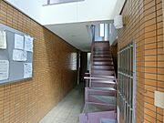 雨に濡れない館内廊下　階段