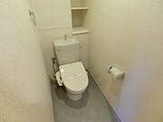 嬉しいウォシュレット・棚付きのトイレ
