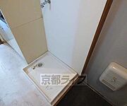 室内に洗濯機置けます。
