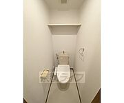 洗浄機能付きトイレです。壁面棚付きで消耗品など置けます。