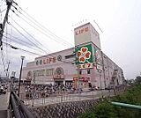 ライフ 太秦店まで556m 太子道天神川の交差点の角にございます。