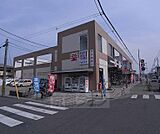 市場まで230m ドラッグストアが併設され使いやすいですよ