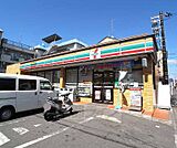 セブンイレブン吉祥院前田町店まで308m 御前通り沿いにある、駐車場完備のコンビニです