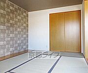 渋いウォールクロスを持つ和室