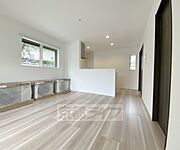 メゾネットの角部屋で窓が多く風が通ります。ガレージ2台付、大型バイクも駐輪可能な物件です。ワンちゃん・ネコちゃんと一緒に住めます。