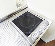 電化コンロつきのキッチン