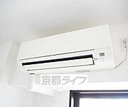 きれいなエアコンがついています。