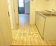玄関からリビングに繋がる廊下です。