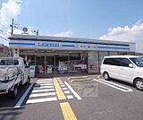 ローソン嵯峨釈迦堂門前店まで200m 観光名所「嵐山」徒歩圏内のコンビニです。駐車場完備。