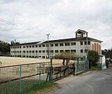 雄琴小学校まで648m