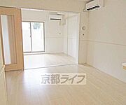 奥行きのある室内です。