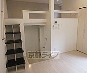 左側ロフトに繋がる階段に真ん中の階段は下りるとキッチン等があります