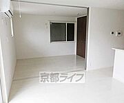 リビングダイニングに隣接する洋室