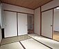 リビング/ダイニング：和室と洋室2つのお部屋があります