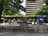 周辺：すずらん公園　139ｍ　徒歩約2分　すずらん通りに面した公園。公衆電話ボックスがあります。遊具は少ないですが広々としています。