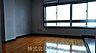 リビング/ダイニング：同建物別室の写真です。