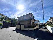 開放感あふれる角地に位置します。