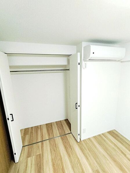 しっかりと収納も完備されています。エアコンも新規で取り付けました。