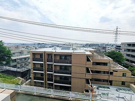 高台に建つマンションで、遠くまで見晴らせる眺望です。