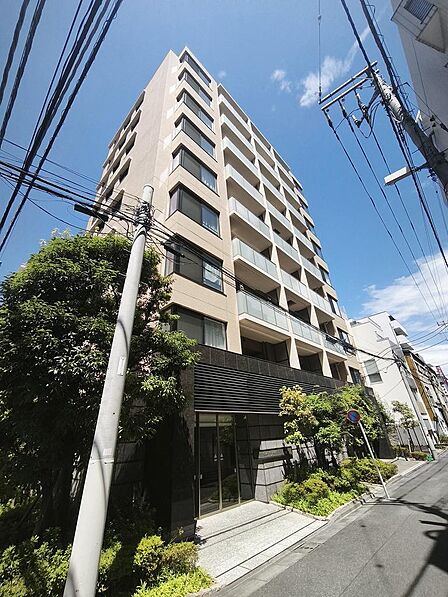 錦糸町駅から徒歩7分の好立地ながら、一本入った落ち着いた住環境。2014年築の築浅マンションで、高級感があります。