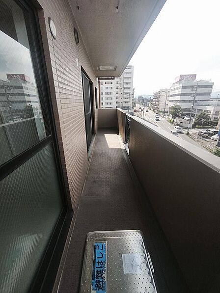 西側と北側にバルコニーを備えた角部屋です。
