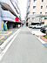 外観：マンションの１階には店舗が入っています。