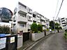 外観：１９９２年築の新耐震マンションです。ペットの飼育も可能です。徒歩３分のバス停からはバス便も豊富で、乗車時間は約６分です。