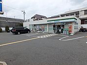 ファミリーマート箕面如意谷店 111m