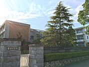 宮池小学校まで　746m　徒歩約10分　校訓「なかよく　考え　たくましく」全ての児童に人前での発言機会を持たせる等、将来を見据えた教育に取り組んでいます。