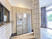 宅配ボックスがあるので遅い帰宅でも荷物が受け取れます。不在時の荷物の受取りにも大変便利です！