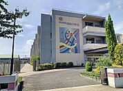 桜町小学校まで　1220m　徒歩約16分●愛知県安城市桜町にある公立小学校。新美南吉ゆかりの地として、新美南吉についての学習が行われている。校訓 「信頼」