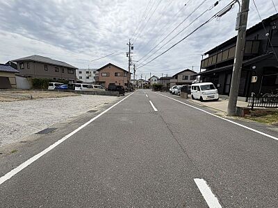 外観:前面道路は約8.5mと広く、お車の運転や駐車もスムーズです! 外観:前面道路は約8.5mと広く、お車の運転や駐車もスムーズです!