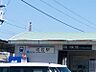 周辺：成岩駅まで　1025m　徒歩約13分　ホームは2面2線で、快速急行が停車する無人駅です。「半田市地区路線バス」と「知多バス」の停留所があります。