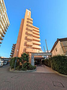 外観：近隣は住宅地でとても落ち着いた立地です。タイル張りの外壁が美しい、新耐震基準マンションです。
